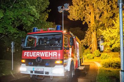 Kreis Esslingen: Einsaetze nach Unwetter - Pappel wird vom Blitz in Koengen foermlich gesprengt - Kindergarten geschlossen - Wohnung verwuestet